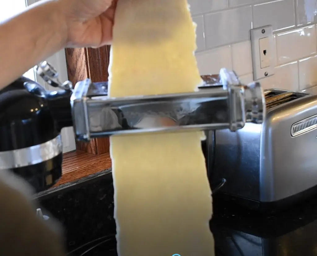 roll the noodle dough sheet