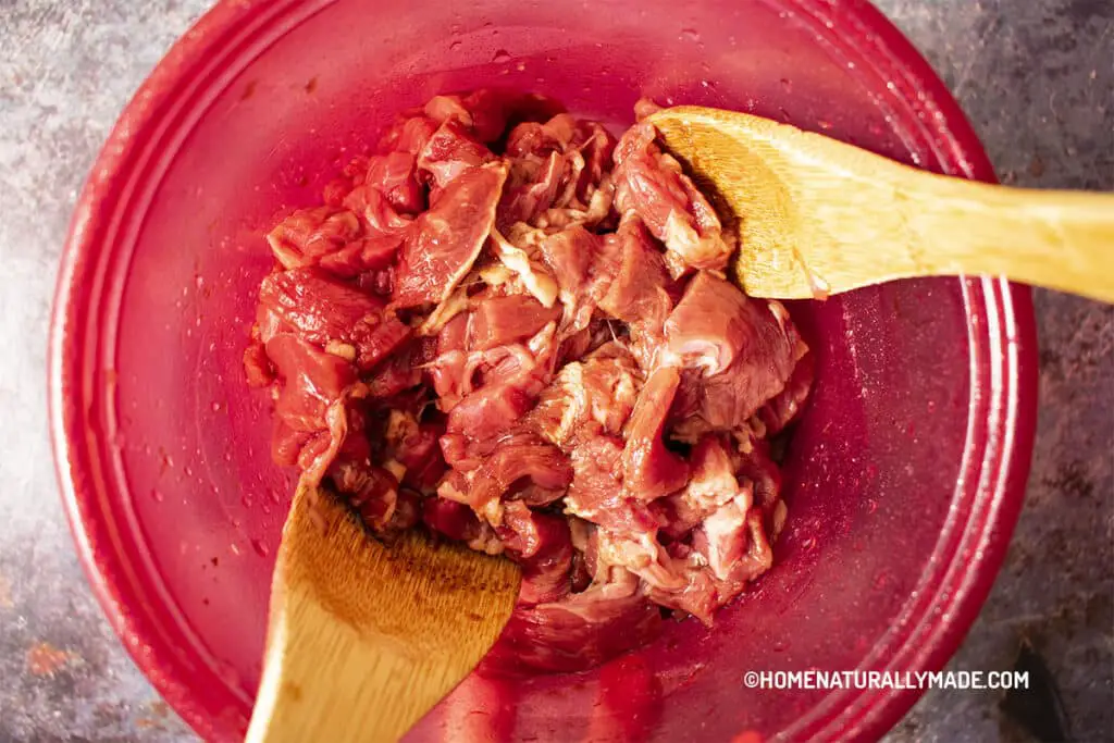 Mix beef slices with baking soda to prepare and tenderize beef