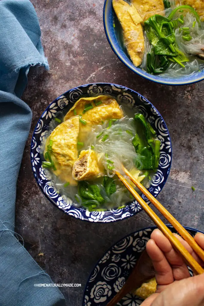 egg dumpling soup with fen si spinach