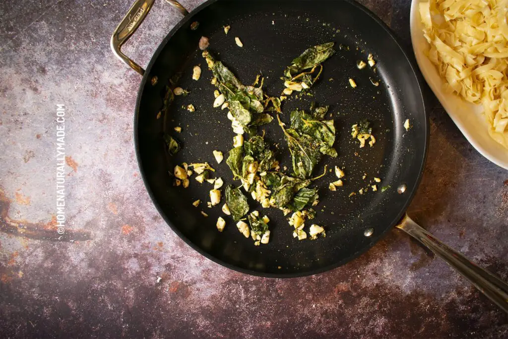 Stir-Fry garlic, oregano, fennel seeds and basil