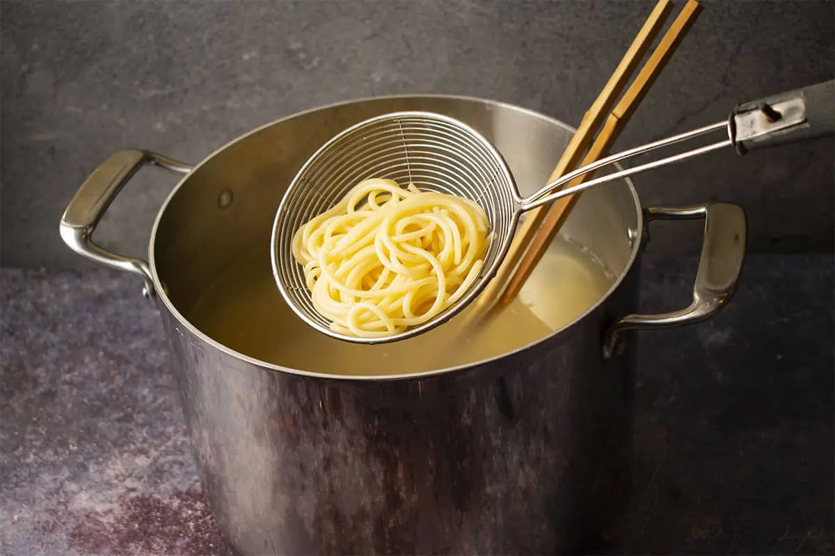 Cook Dry Pasta - Remove Cooked Spaghetti from the Pot