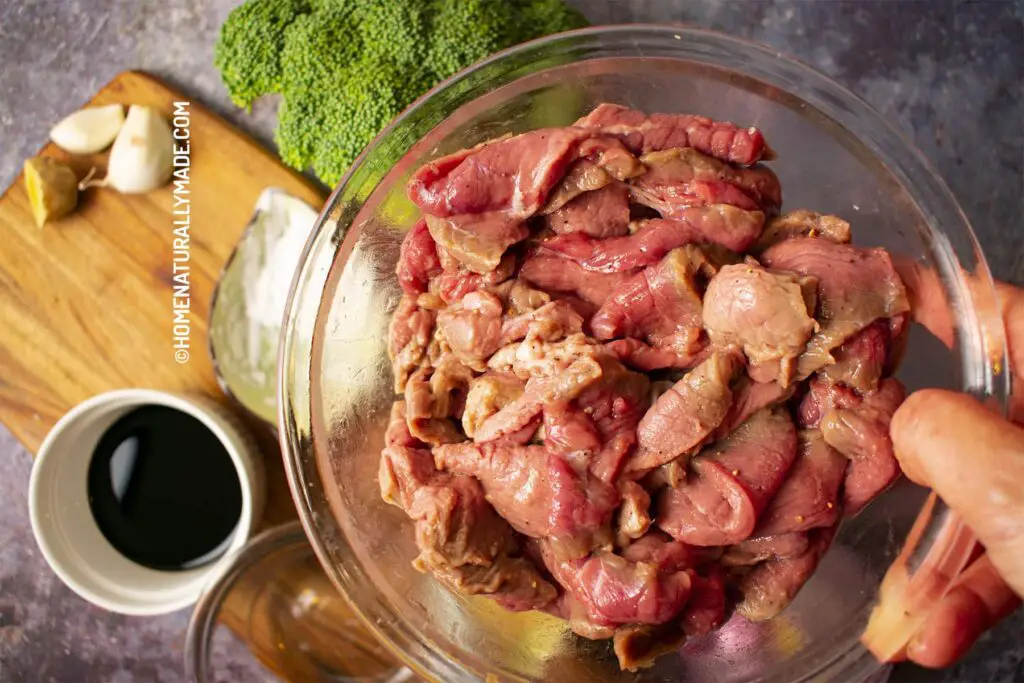 Mix beef slices with baking soda to tenderize the beef