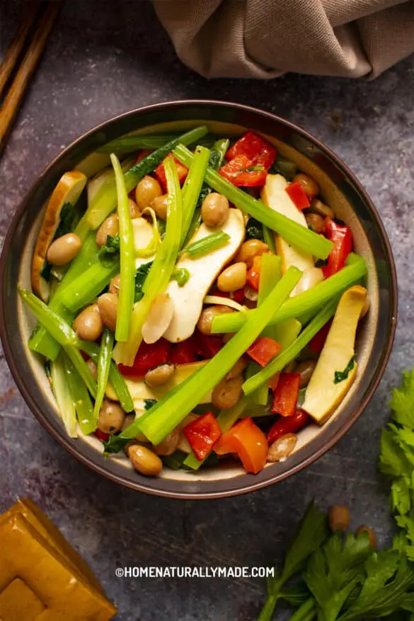 Celery with Tofu and Peanuts Stir Fry {芹菜炒香干}