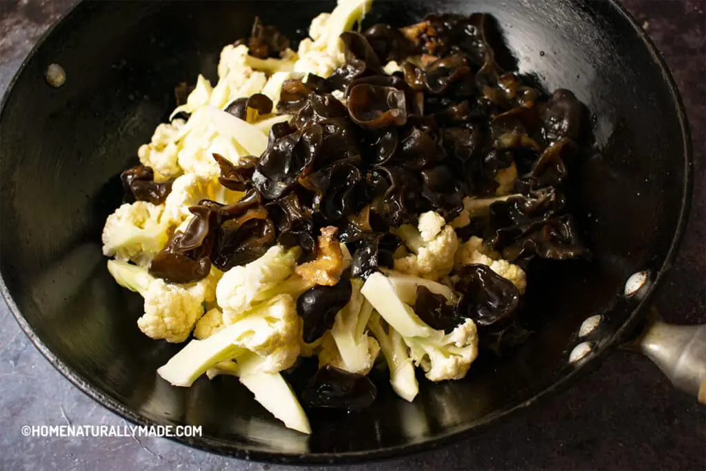 Boil cauliflower with black fungus
