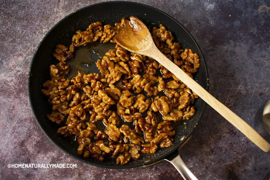 Wrap roasted walnuts with homemade sugar syrup