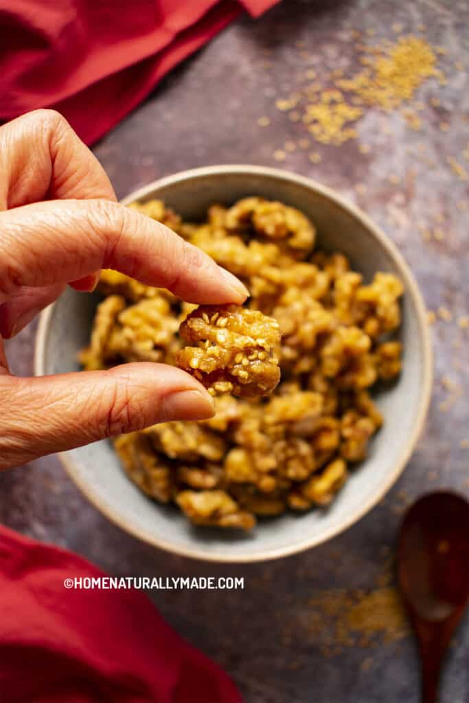 Candied walnuts {Easy Yummy Chinese Style}
