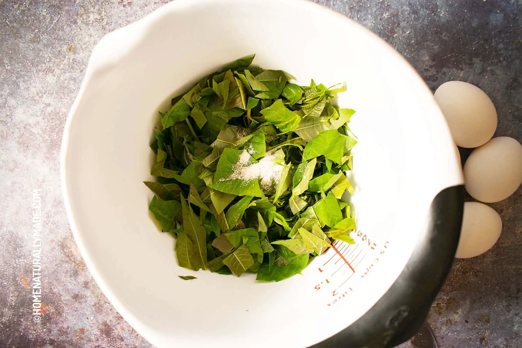 Chopped Xiang Chun leaves with a pinch of salt