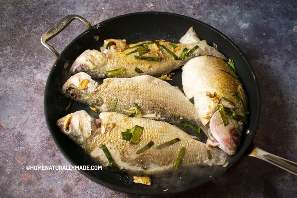 Sear the whole fish for braising sweet and sour fish Huai Yang Style