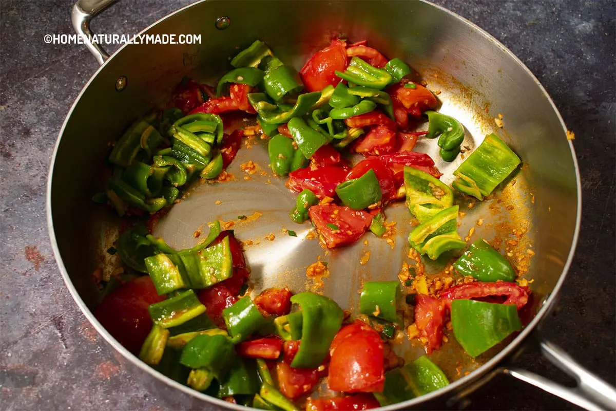 Stir fry tomato and green pepper for making Di San Xian