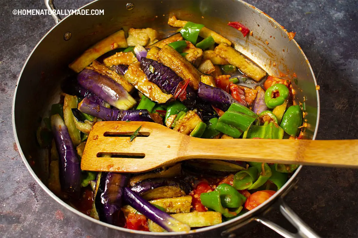 Cooking Di San Xian {stir fried eggplant), add sauce to the pan