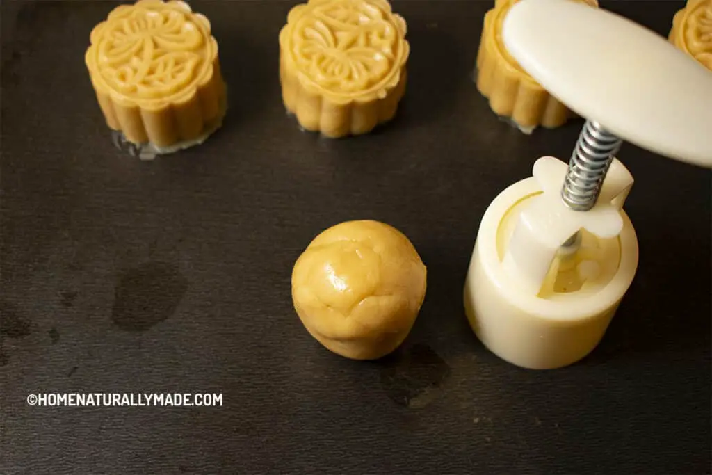 Use a mooncake mold to press mooncakes
