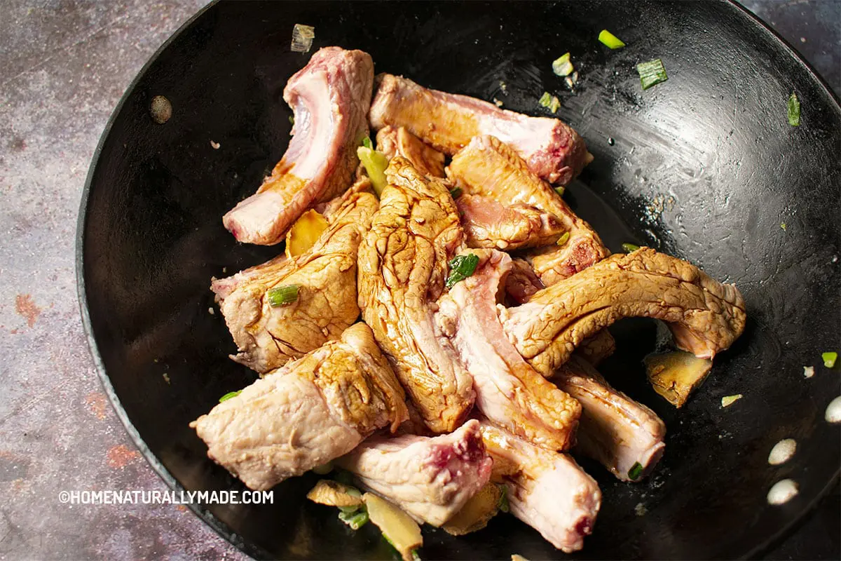 add pan frying sauce to the pork ribs