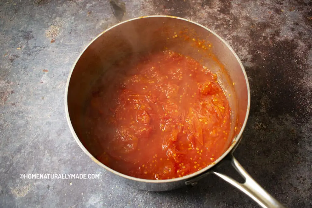cook tomatoes in the saucepan