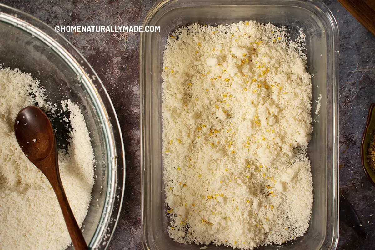 Sprinkle sifted saturated rice flour into steaming pan