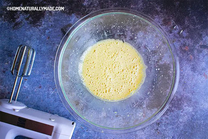 blend wet ingredients for cake using an eletric hand mixer