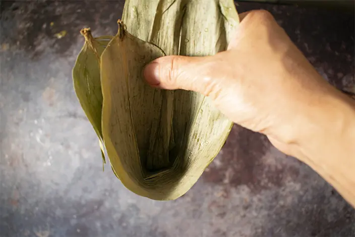 how to wrap zongzi part 1/3 step 2