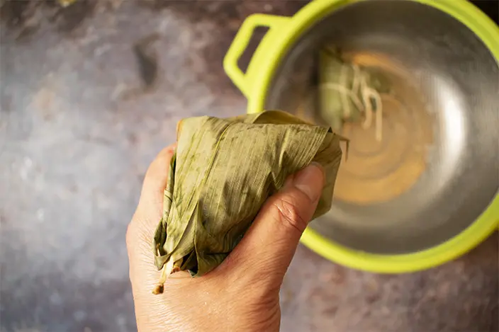 how to fold Chinese sticky rice dumpling {zongzi}?