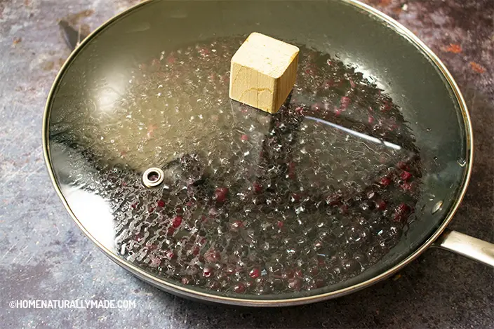 cook blueberry with sugar in the fry pan