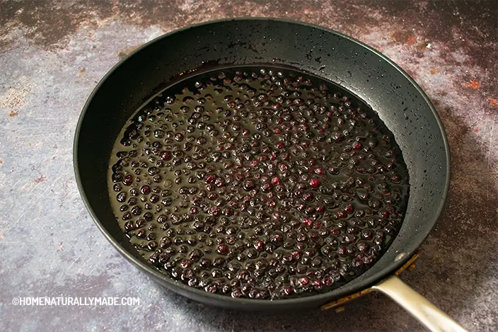 cooking blueberry with turnidado sugar in the pan