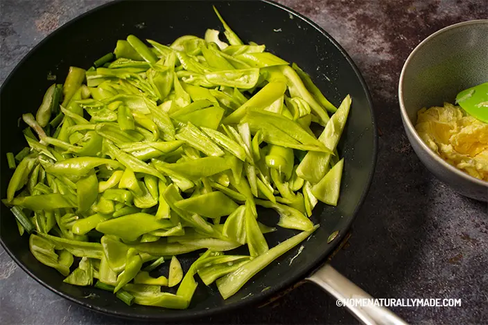 saute green peppers in the fry pan