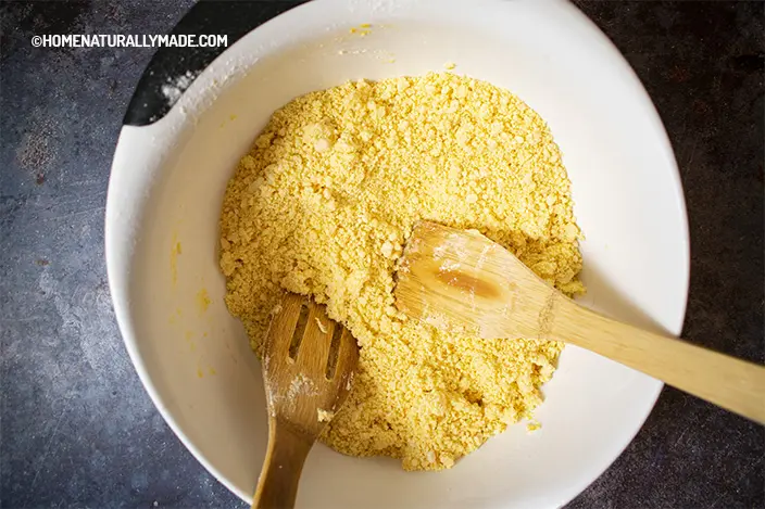 toss and mix well of sweet rice flour and rice flour with pumpkin puree