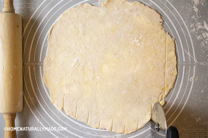 cut pie crust dough into lattice strips