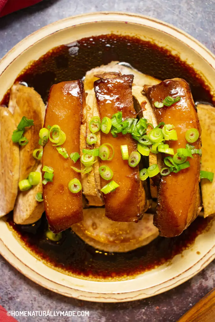 Yu Tou Kou Rou {芋头扣肉} Hakka steamed pork belly with Malanga recipe