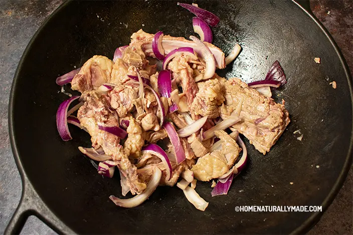 pan fry lamb with red onion in the wok