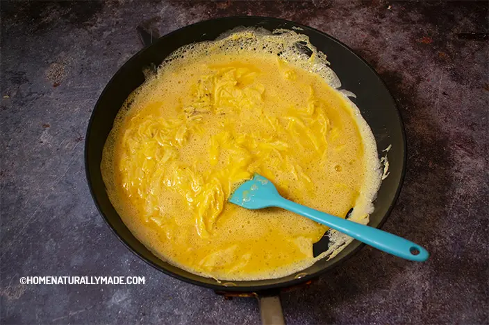 fold the egg liquid in the pan to make soft scrambled eggs