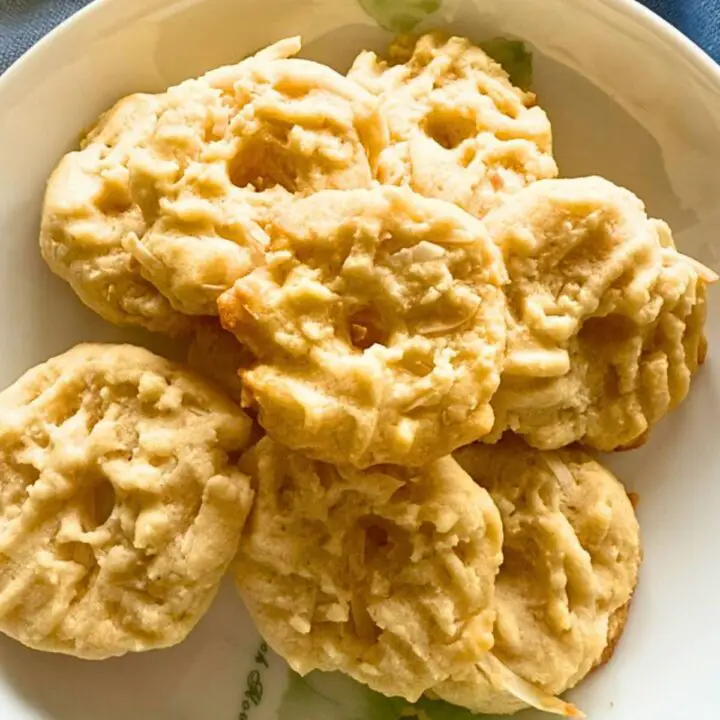 Danish Butter Cookies {Qu Qi Bing Gan}