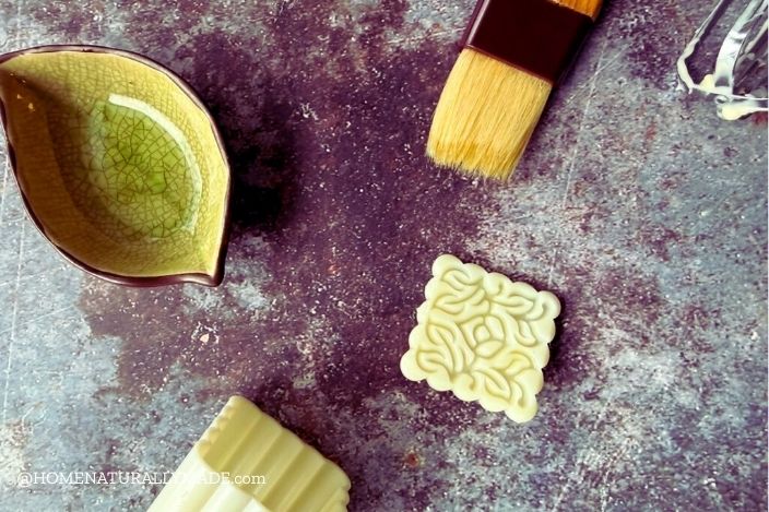 grease the pastry mold with oil